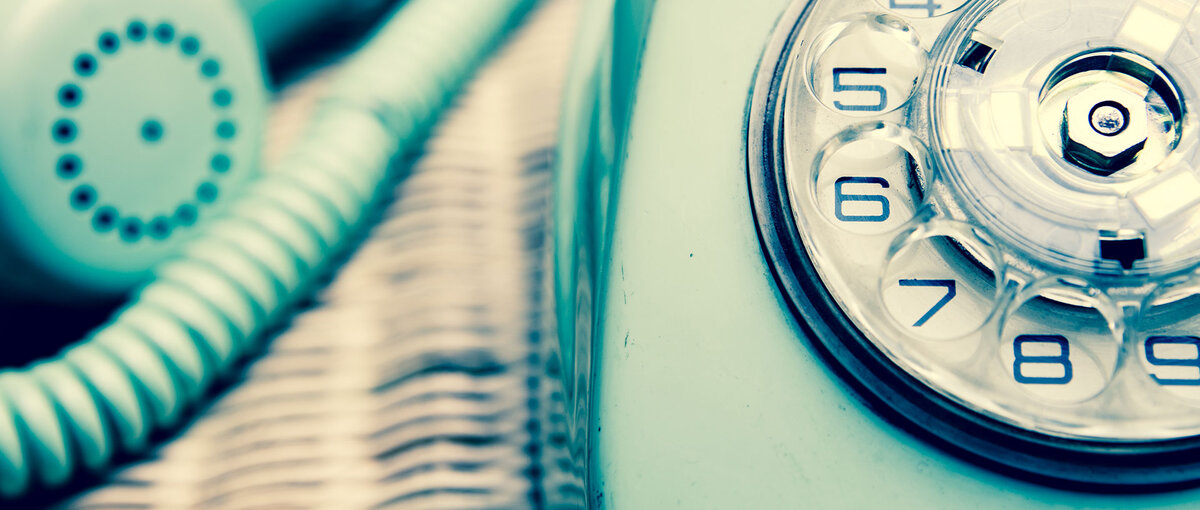 Altes Telefon mit Rufnummern Wählscheibe