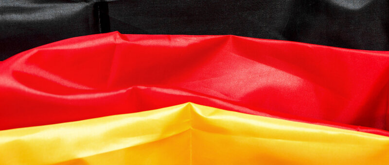 Deutschlandfahne auf Holzbrett