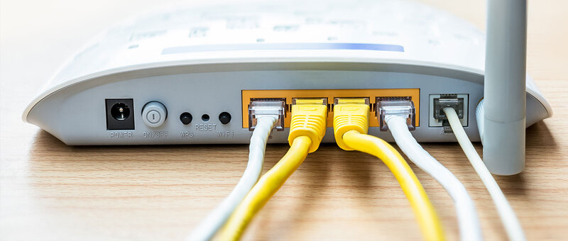 Router mit Kabeln
