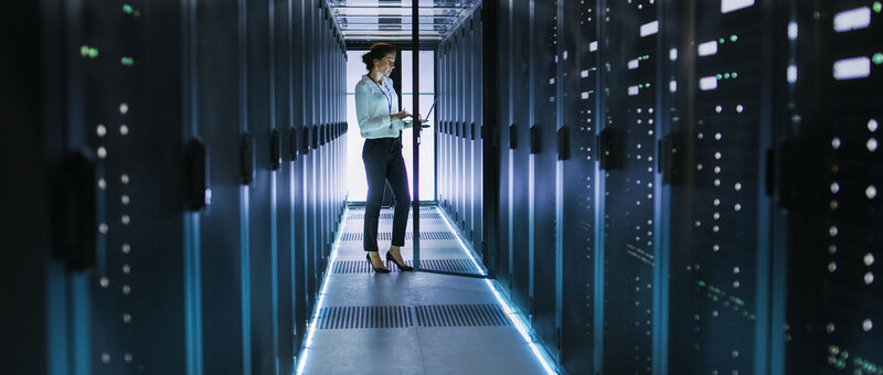 Technikerin in Serverraum