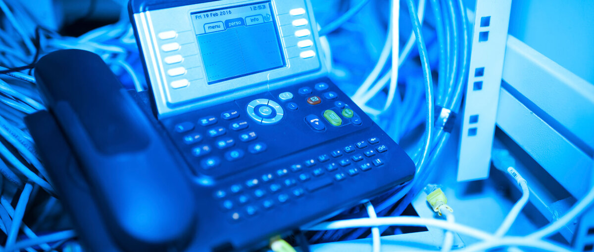 Telefon im Kabelsalat