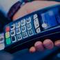 EC-Cash-Terminal in der Hand eines Mannes