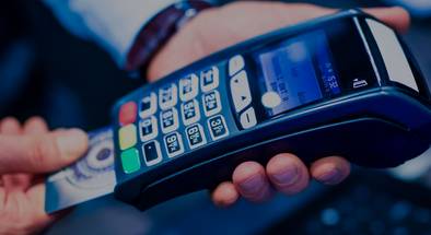 EC-Cash-Terminal in der Hand eines Mannes