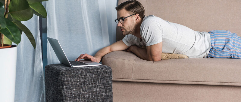 Home Office: Am Laptop auf der Couch