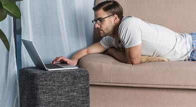 Home Office: Am Laptop auf der Couch