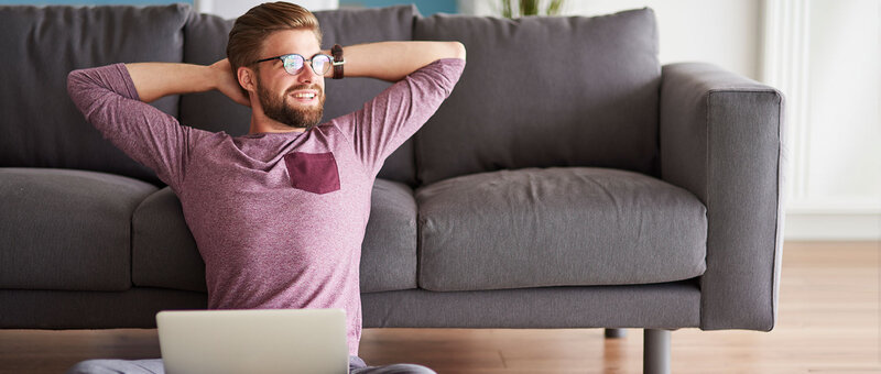 Mann vor Sofa im Home Office