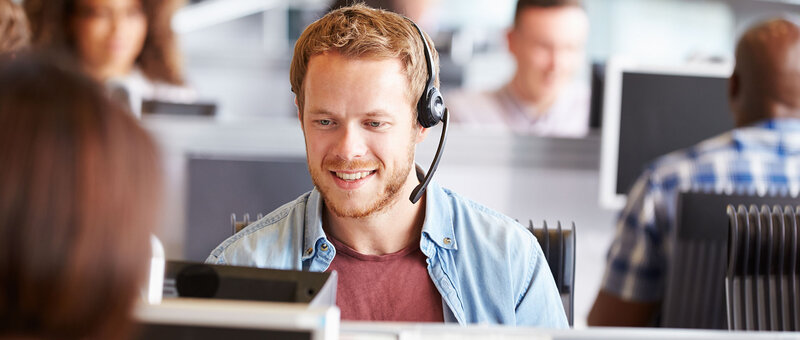 Mann mit Headset im Büro