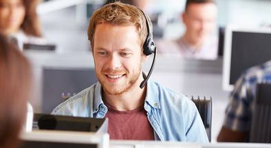 Mann mit Headset im Büro