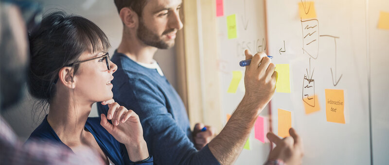 Kollegen kommunizieren für eine gute Arbeitsgestaltung