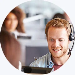 Softphones mit VoIP nutzen Callcenter Agent telefoniert