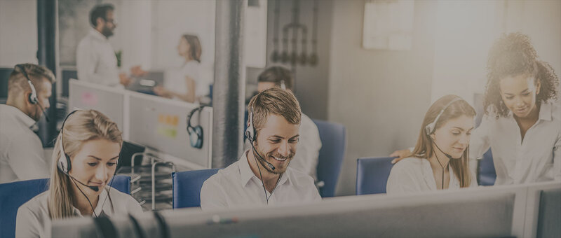 Call-Center-Agenten mit Headsets