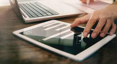 Hand auf Tablet-Computer