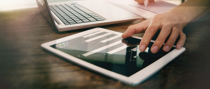 Hand auf Tablet-Computer