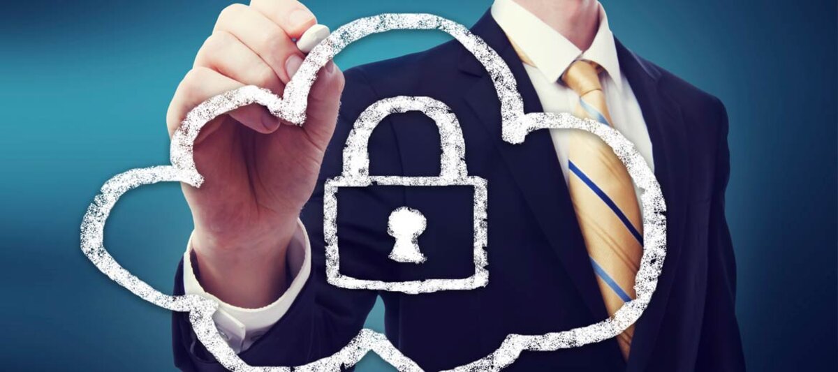 VoIP ist so sicher wie der bisherige ISDN-Anschluss Geschäftsmann zeichnet Wolke mit Schlosssymbol