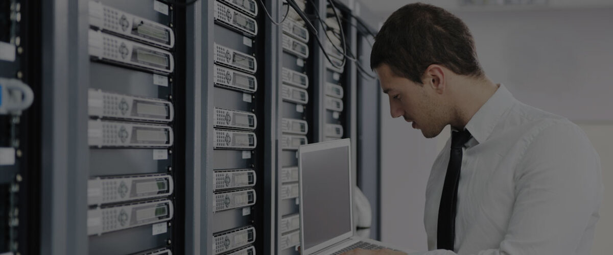 Telefonanlagen für Unternehmen Mann im Serverraum