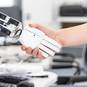 Handshake zwischen Roboter und Mensch - keine Angst vor neuen Technologien