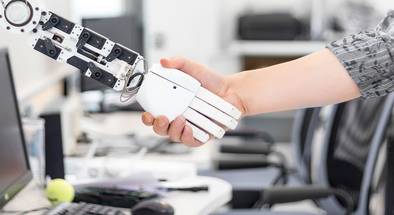 Handshake zwischen Roboter und Mensch - keine Angst vor neuen Technologien