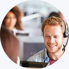 Callcenter Agent telefoniert